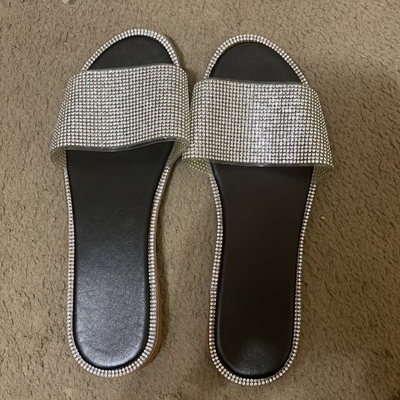 Open Toe Flat Black Sandals (One Size Smaller) - Picture 2 of 3